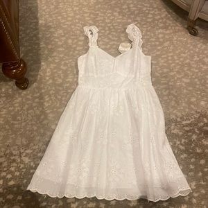 white flower altar’s state dress